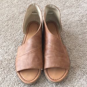 Beast side cut-out shoes